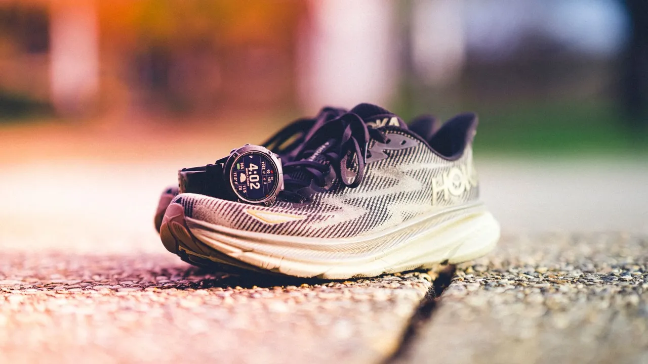 Montre de sport Garmin Forerunner 255 portée au poignet avant une séance de course à pied